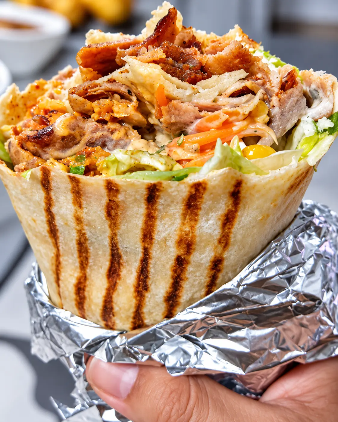 Dürum abierto con su relleno de carne y verduras