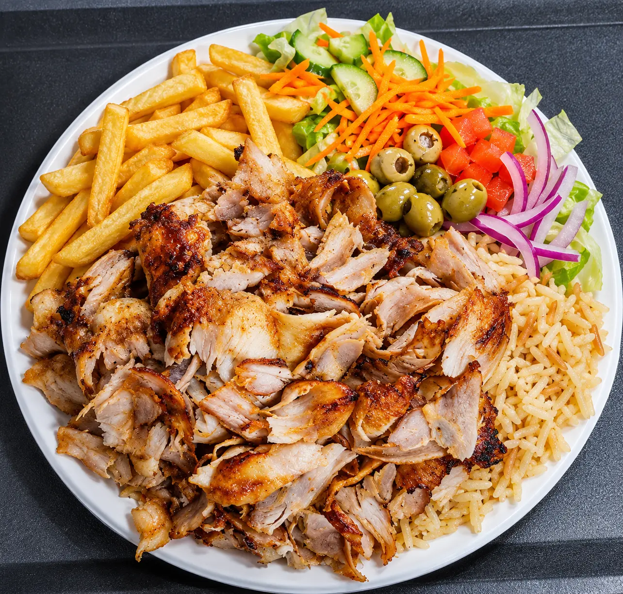 Plato kebab con patatas, arroz y ensalada