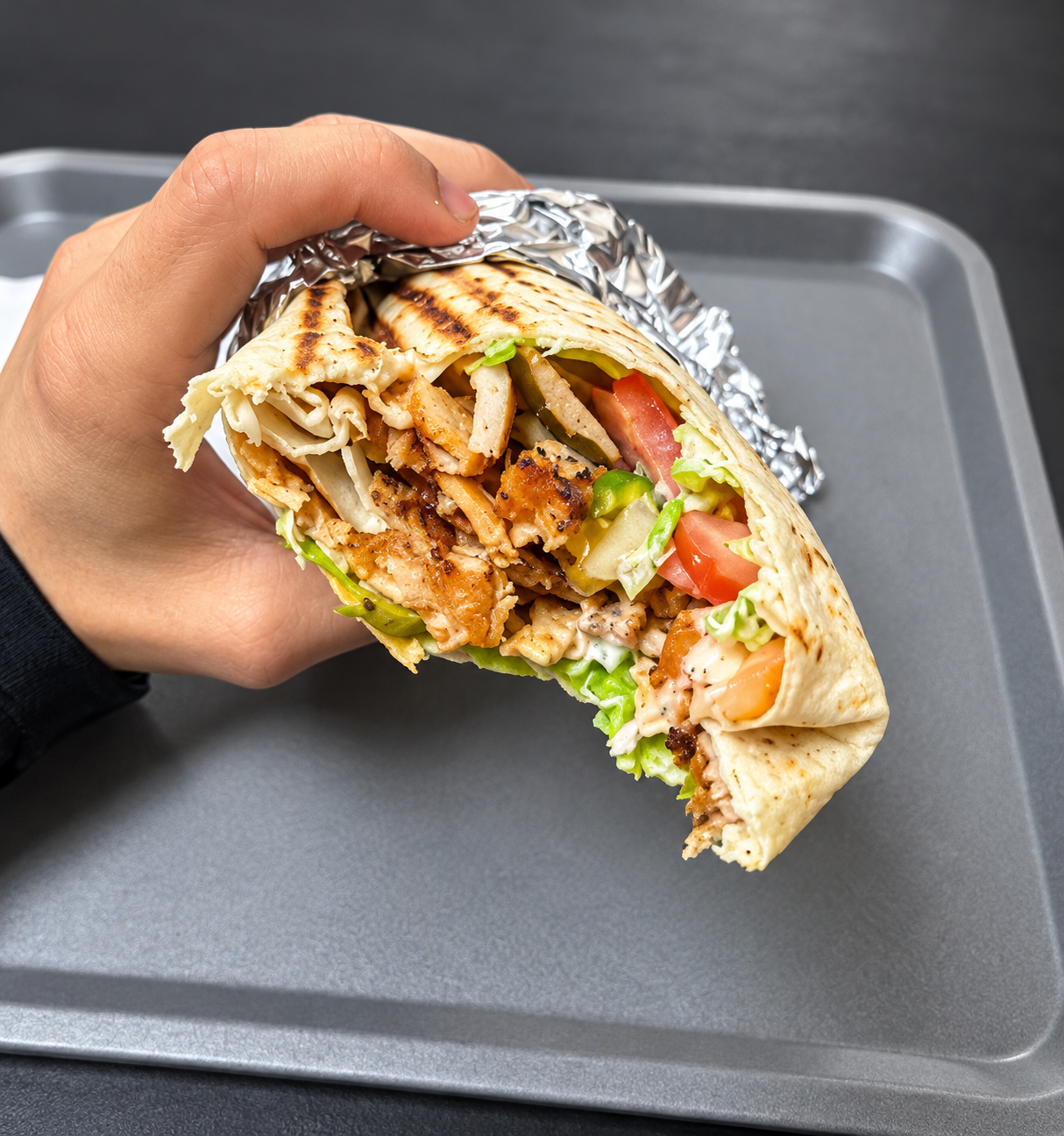 Dürum kebab envuelto en papel de aluminio