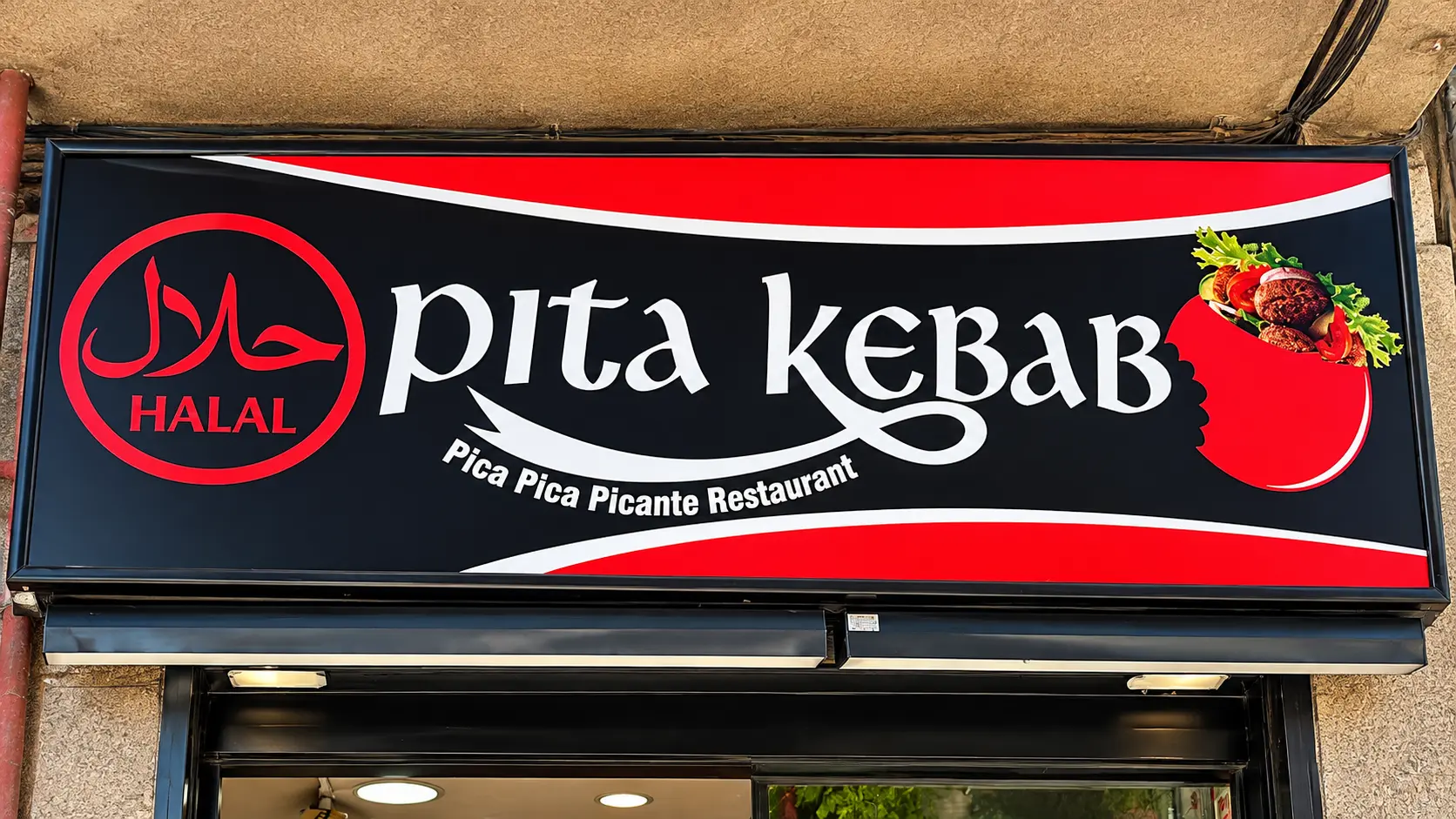 Rótulo de Pita Kebab sobre la entrada